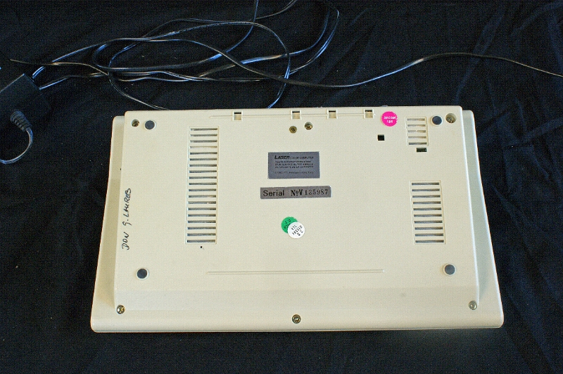 DSC02985.JPG - Bottom with ventilation slits.