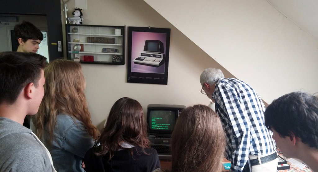 20160422_154143.jpg - Students try to answer ELIZA's questions on a vintage Tandy TRS80 computer. ELIZA was (one of the first) programs where the computer talks with the user (talking here means text exchange). Weizenbaum wrote Eliza in 1964 as a small BASIC program. ELIZA talks like a psy!  